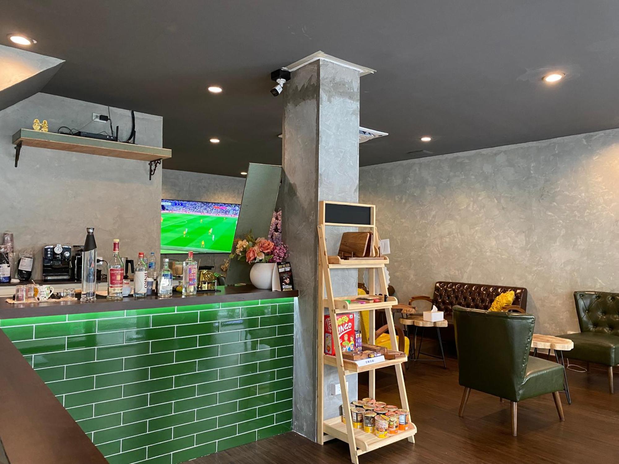 Bud Brew Beyond Dispensary And Hotel Bangkok Exterior foto
