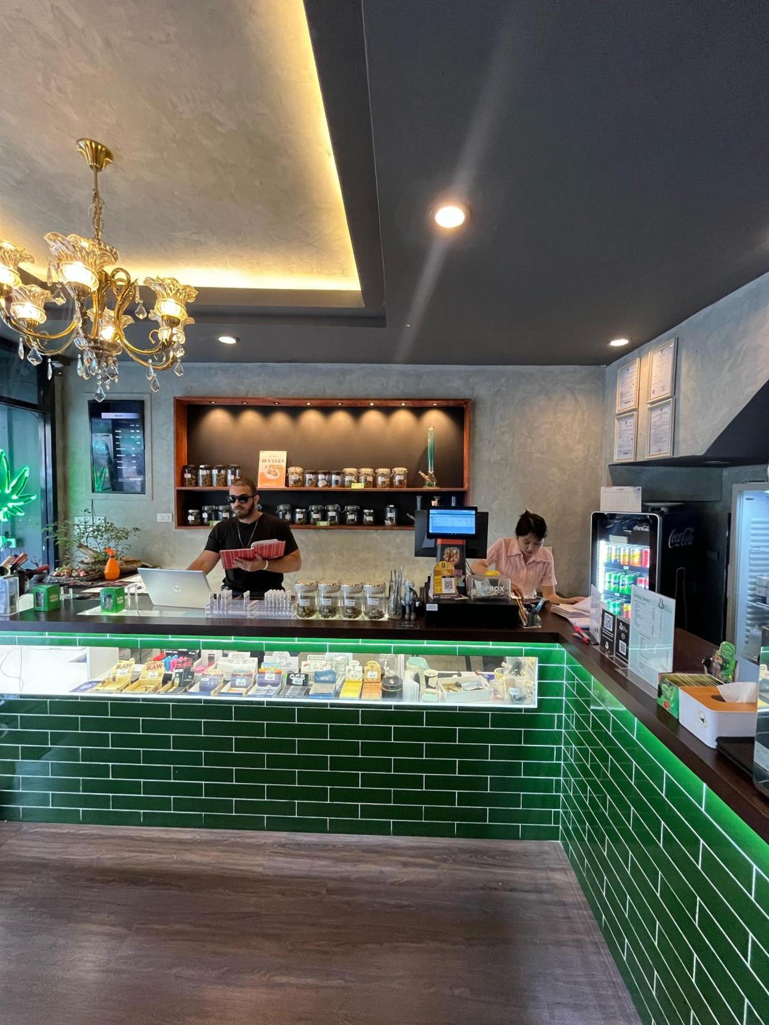 Bud Brew Beyond Dispensary And Hotel Bangkok Exterior foto